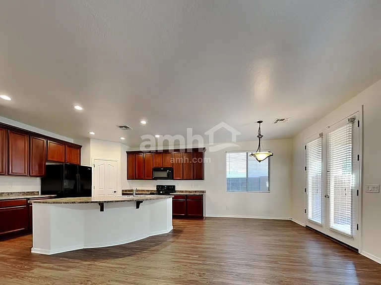 17578 W Ironwood St — Photo 4