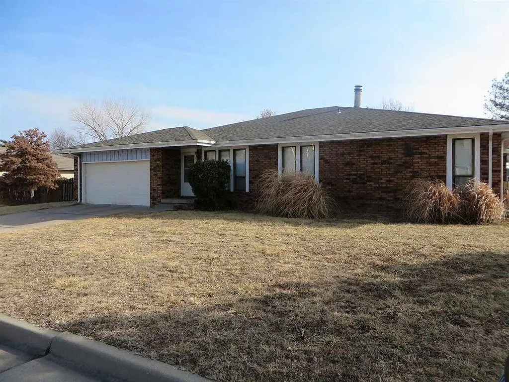 3 bed, 2200 sqft, $1,600 — Photo 1