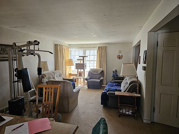 4th image of 9930 Montana Ave