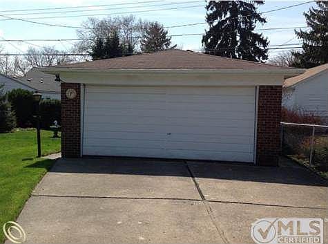 Edward 7296 - 3 garage.JPG