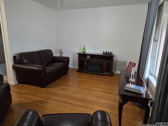 3rd image of 310 E Glenview Dr.