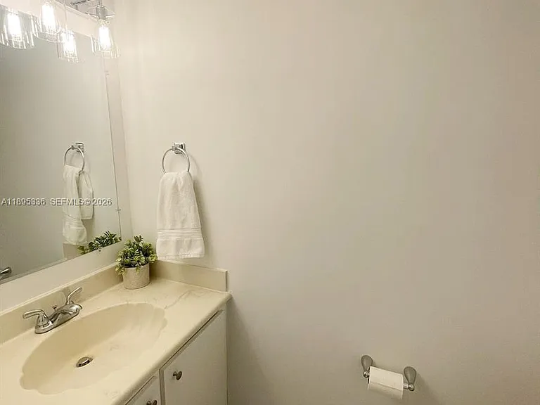 800 Parkview Dr #605 — Photo 11