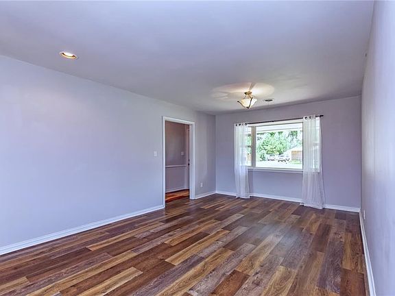 4th image of 1301 N Mayside Dr
