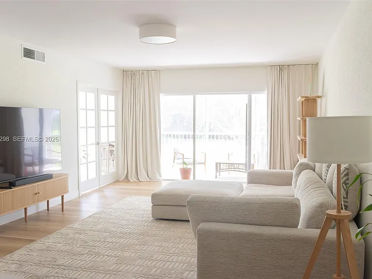 3250 N Palm Aire Dr #202 — Photo 4