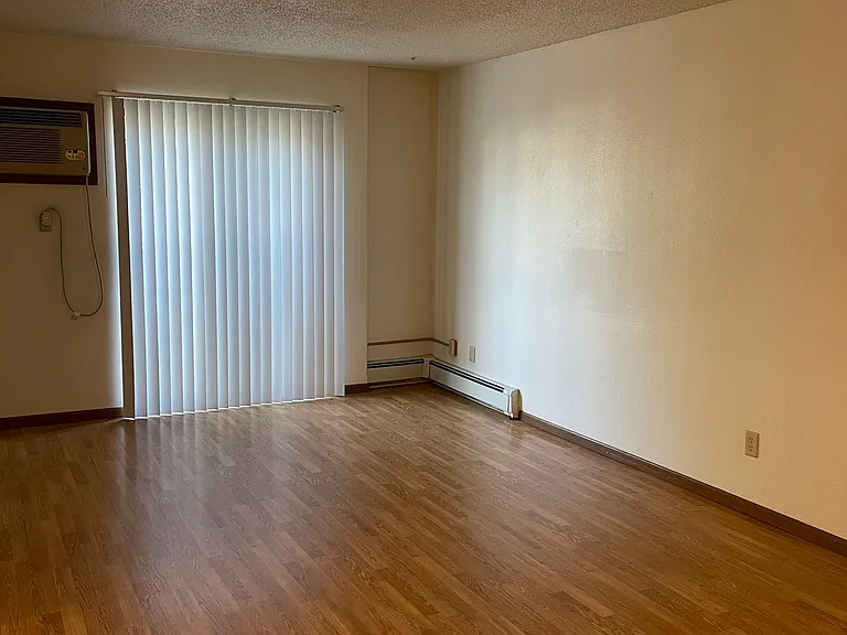 716 E Burlington St — Photo 5