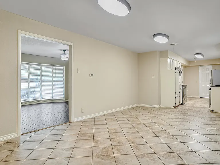 921 Holiday Dr — Photo 12