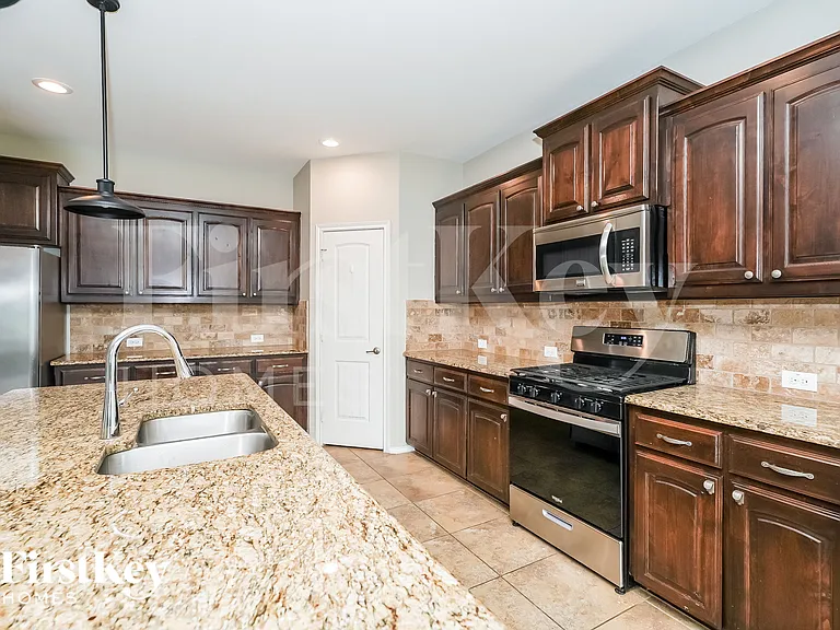 1724 Henderson Dr — Photo 8