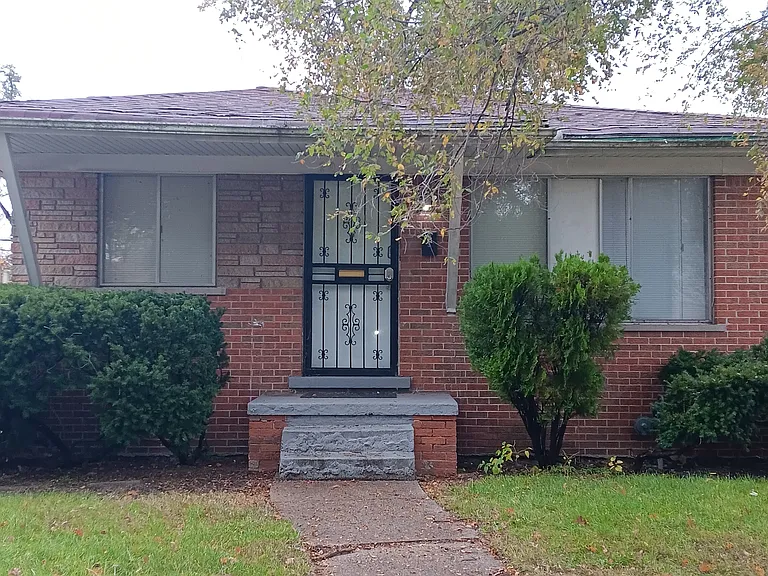 20401 Northlawn St — Photo 1