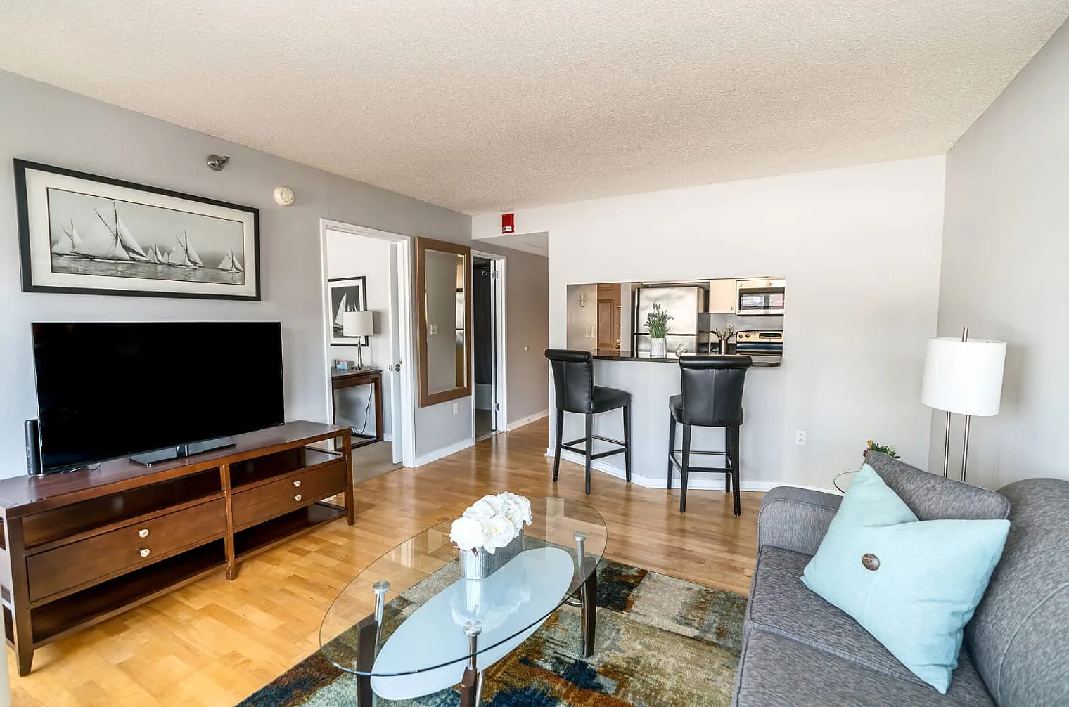 1 bed, 1.0 bath, 592 sqft, $3,647 — Photo 3
