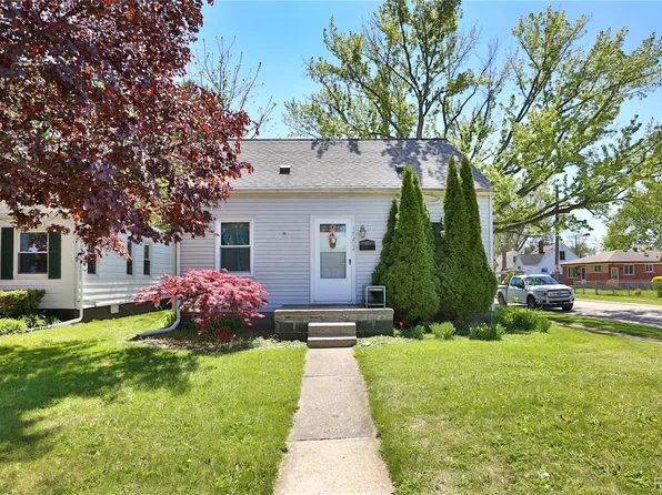 17204 Stephens Dr, Eastpointe, MI 48021