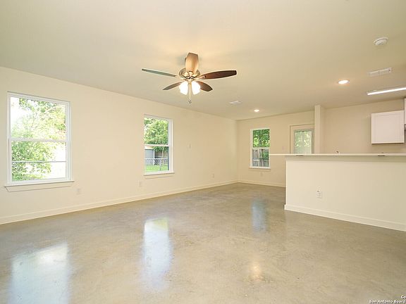 5th image of 527 LINCOLNSHIRE DR