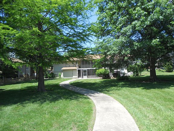4th image of 716 S Lake Dr