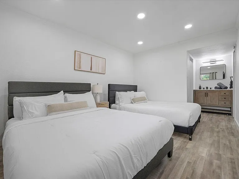 6413 Chimney Creek Cir — Photo 23