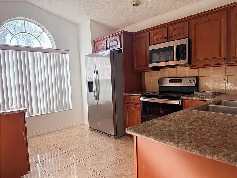 1025 Brynlor Ln — Photo 3