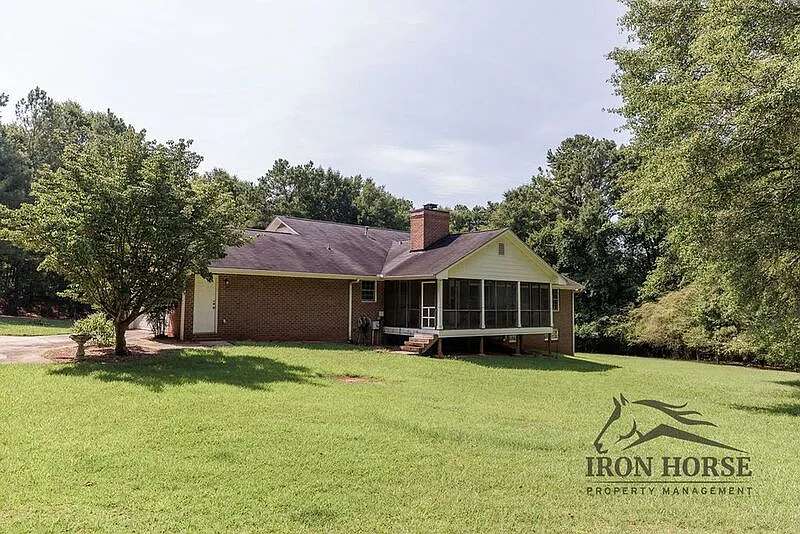 3 bed, 2.0 bath, 2218 sqft, $2,800 — Photo 2