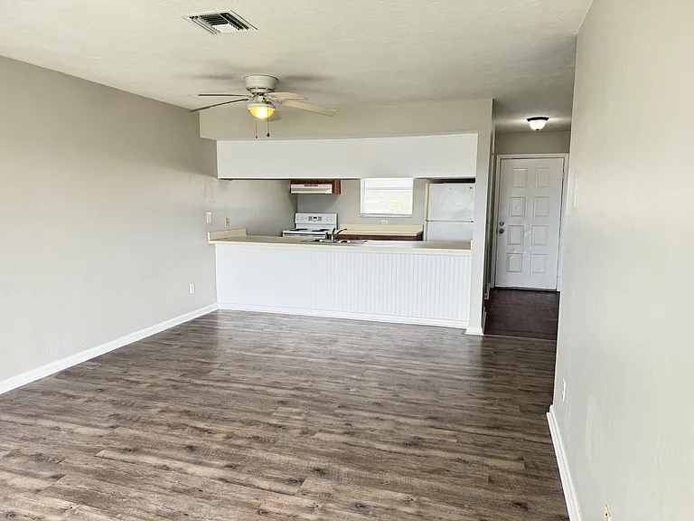 2826 SE Santa Barbara Pl — Photo 3