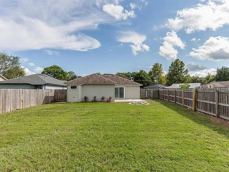 1710 Ashwood Cir — Photo 3