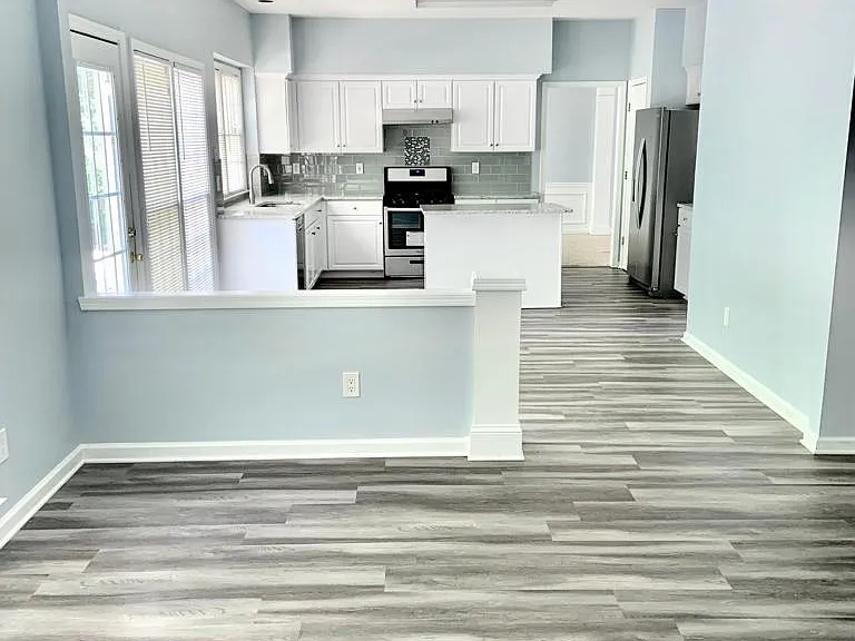 400 Stedford Ln — Photo 8