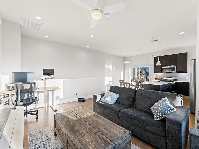 4904 Noble St — Photo 10