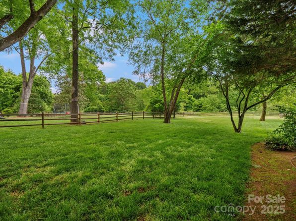 1655 Scotland Ave, Charlotte, NC 28207