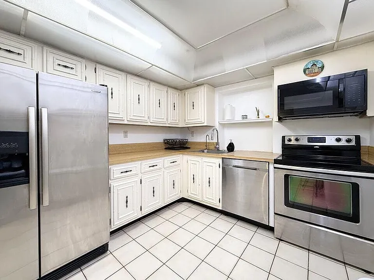 800 Parkview Dr #823 — Photo 10