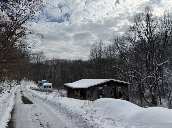 55 Smith Rd, Alum Creek, WV 25003