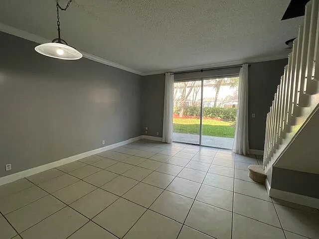 2163 Madeira Dr — Photo 2
