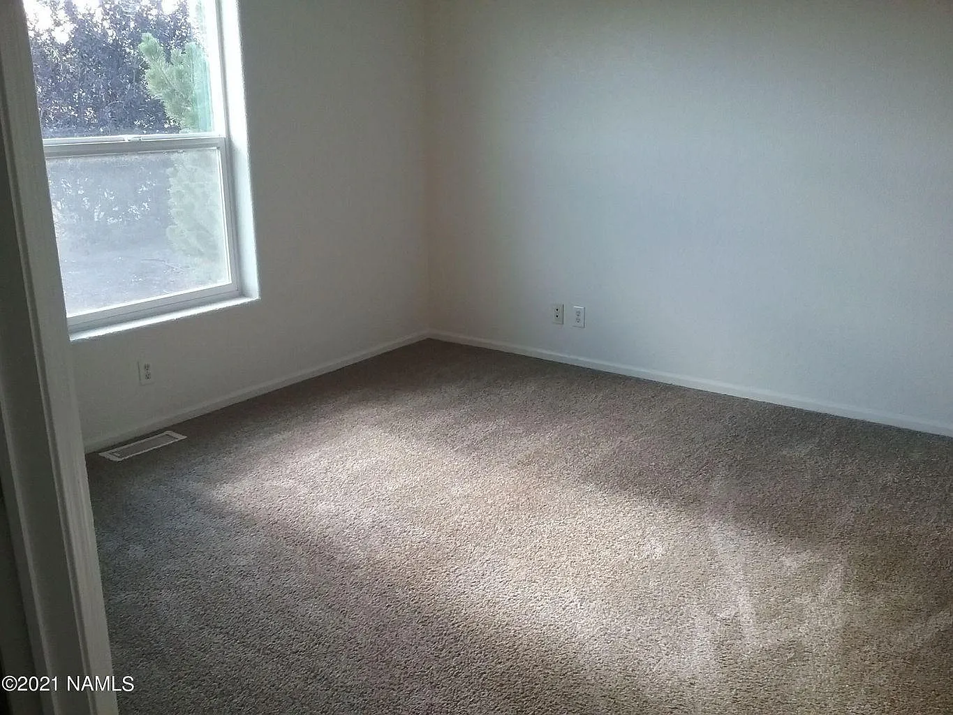 3 bed, 1377 sqft, $2,400 — Photo 4