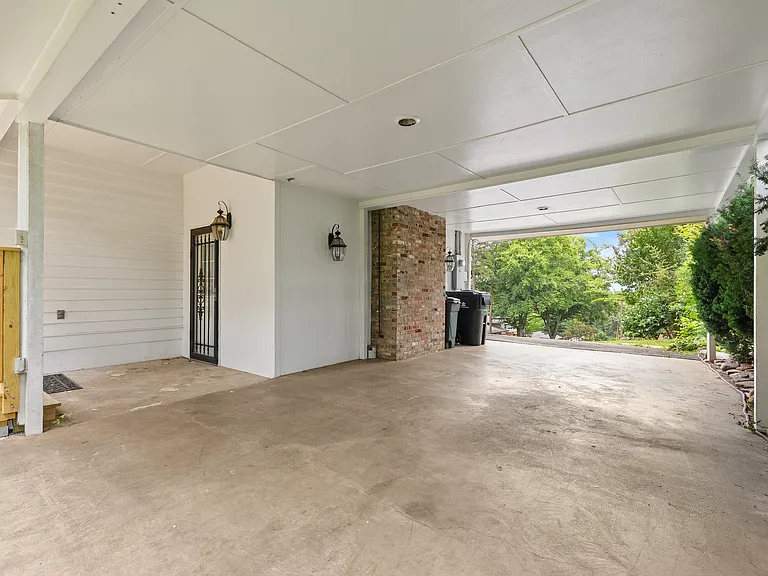 8045 Sabre Dr — Photo 34