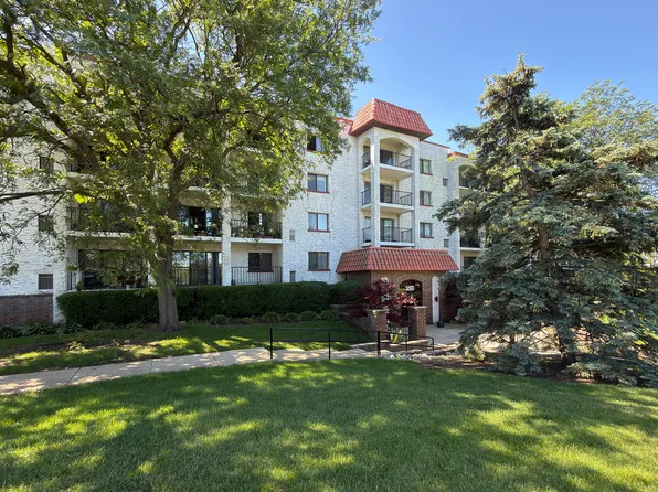 350 Plum Creek Dr APT 403, Wheeling, IL 60090