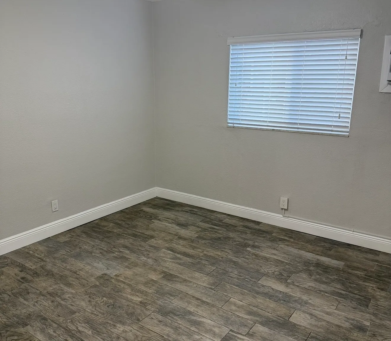 800 NE 14th Pl — Photo 2