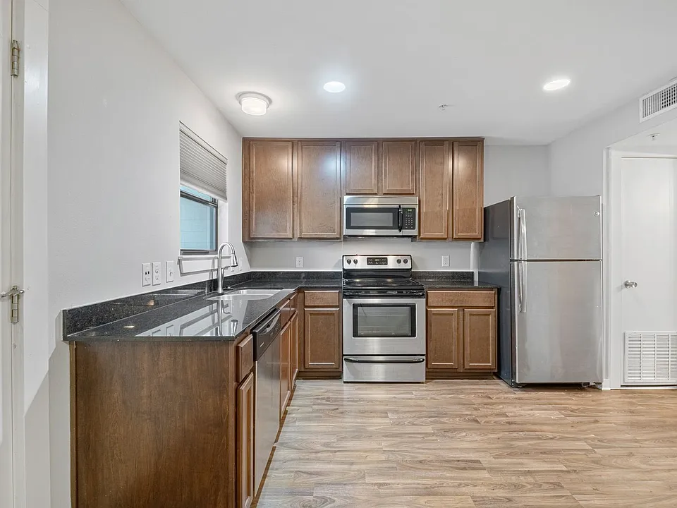 924 E 51st St #101