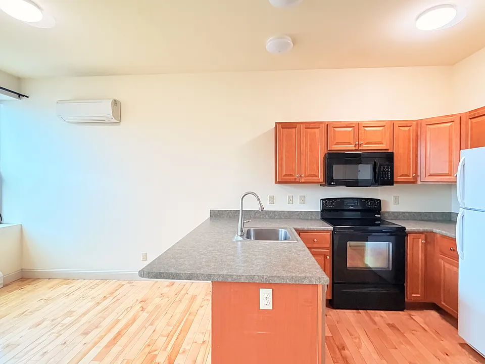 191 College St #214