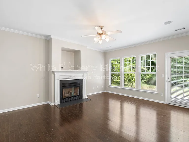1141 Hammond Dr — Photo 6