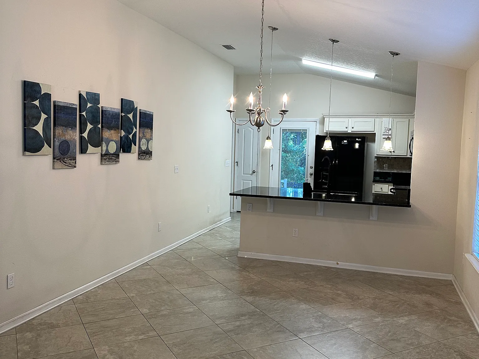 3 bed, 1331 sqft, $2,100 — Photo 4
