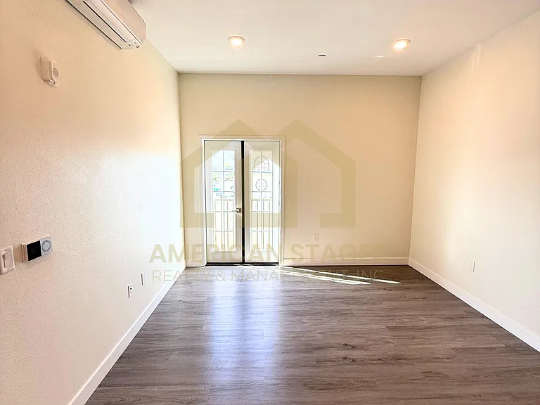 101 N Broadway — Photo 16