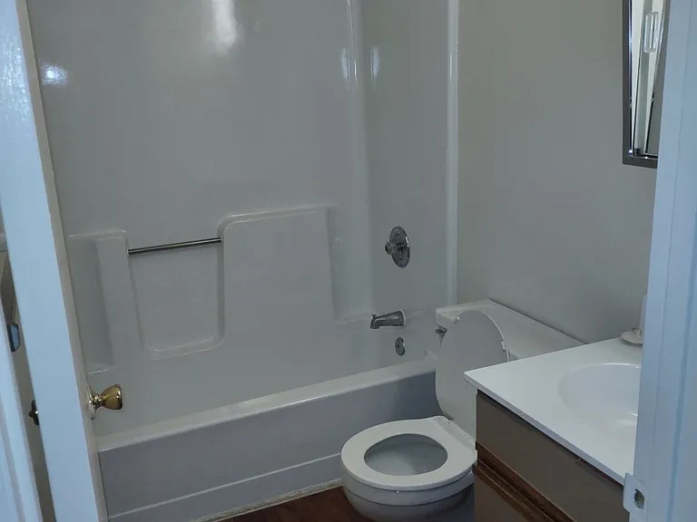 Marlboro Classic Apt & Redwood Square — Photo 29