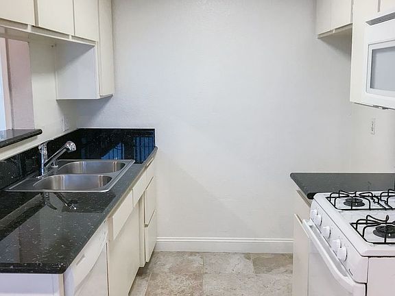 3rd image of 14930 Moorpark St APT 206