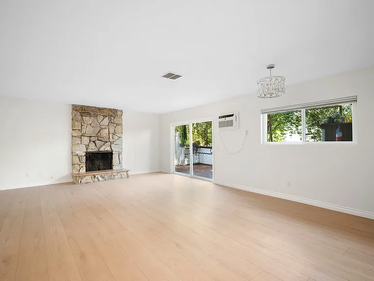 2116 E Chevy Chase Dr #C — Photo 4