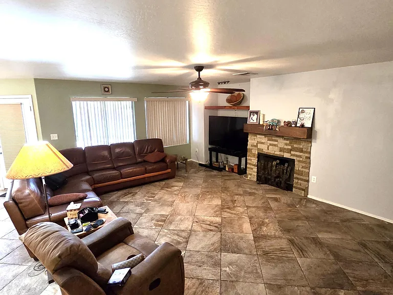 1734 E Pontiac Dr — Photo 15