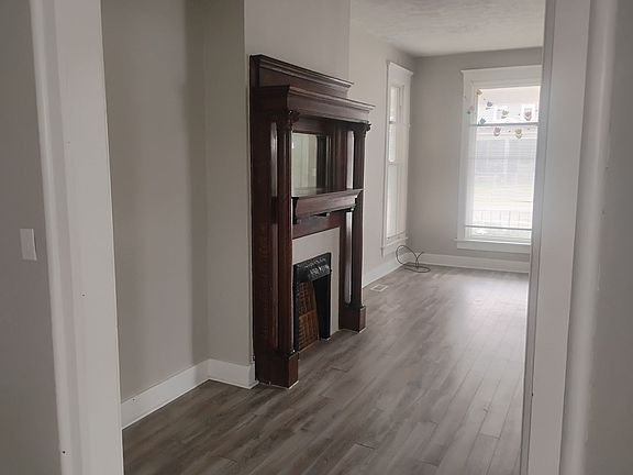 4th image of 830 N Main St