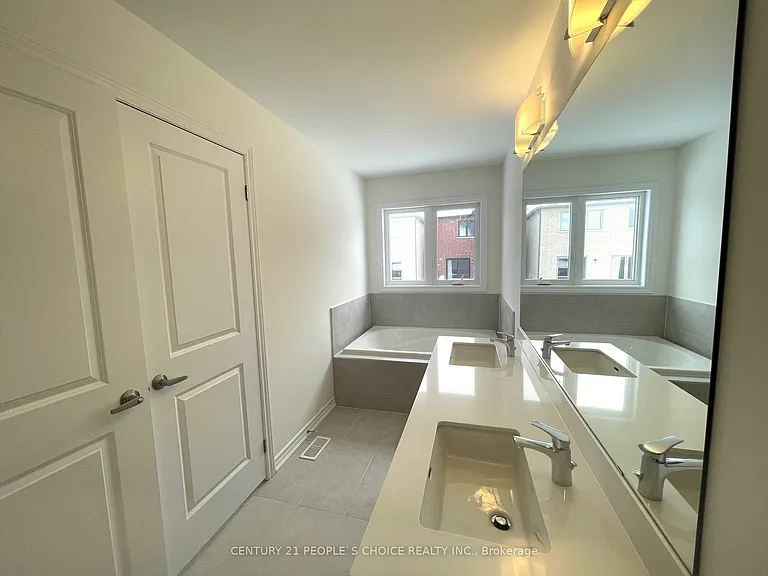 1471 Blackmore St — Photo 36