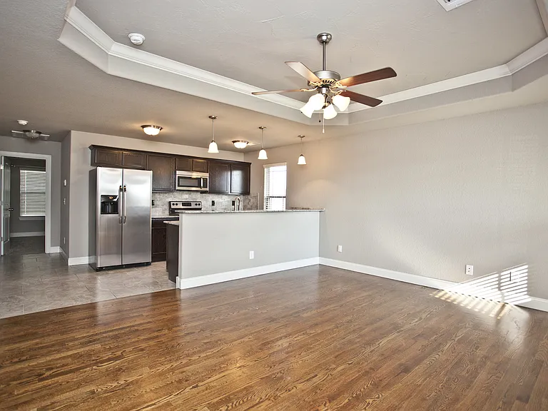 902 SW Crownview St — Photo 3