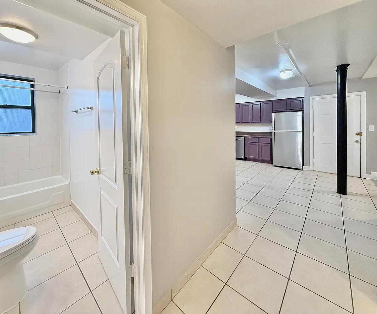 Building Photo - 2055 W Touhy Ave #G