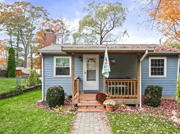 5 Lakeshore Dr, Bellingham, MA 02019