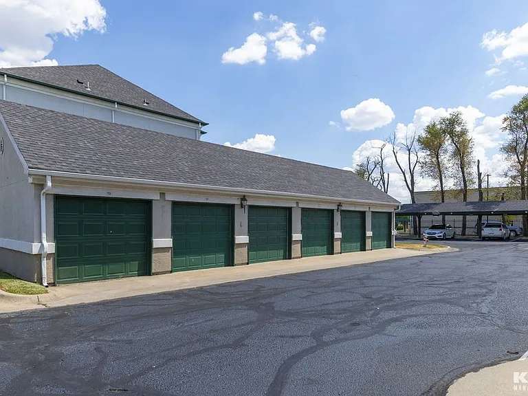 La Crosse Apartments — Photo 9