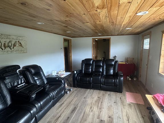 4th image of 207 Barbour St