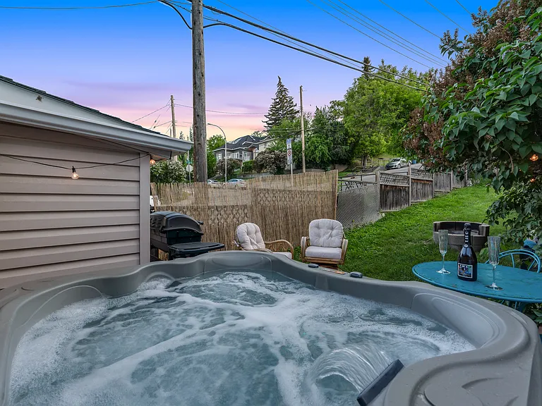 1147 E 8th St SE — Photo 38