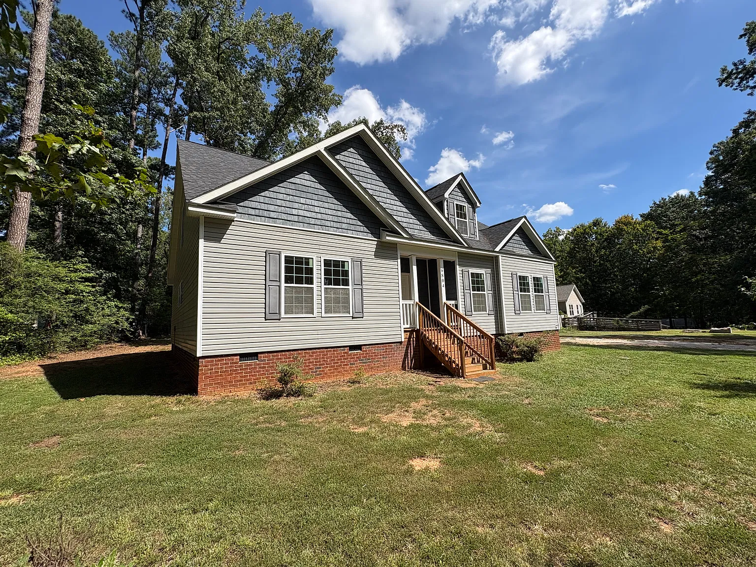 3 bed, 2000 sqft, $2,400 — Photo 2