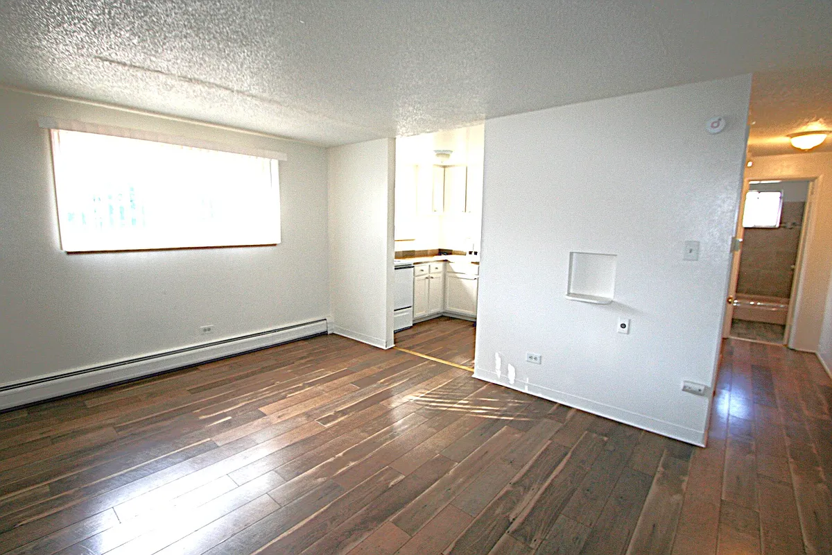 Building Photo - 1878 Vine St #206